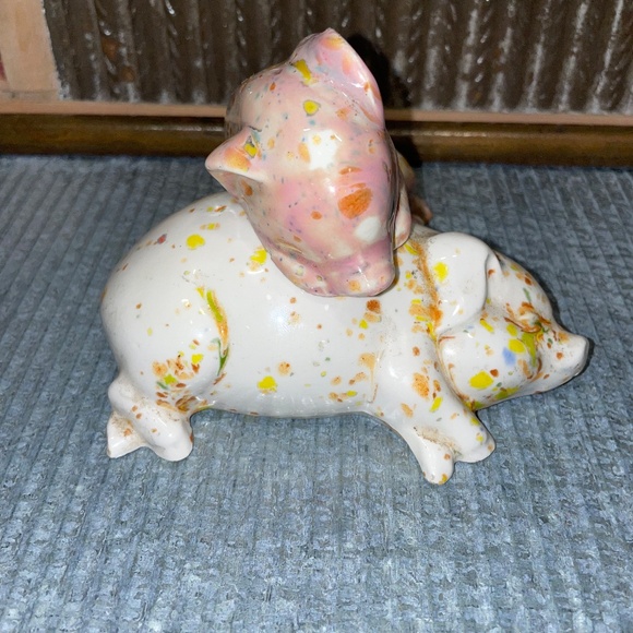 Vintage Nesting Farmhouse Speckled Resting Pigs Ceramic Salt & Pepper Shakers - Picture 5 of 6